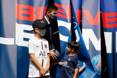 Videos: los hijos de Messi fueron el centro de todas las miradas en la presentación del PSG