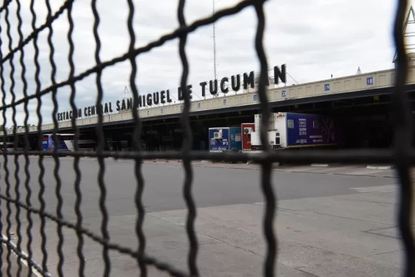 Llegó desde España, en la terminal se negó a hacer un hisopado y luego lo aprehendieron