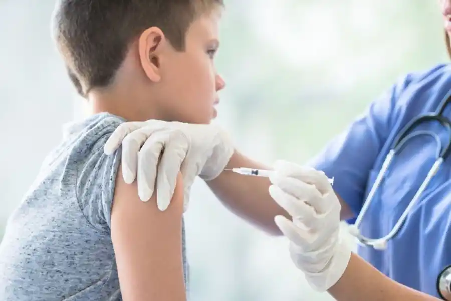 Sinopharm, entre las vacunas candidatas para inocular niños y adolescentes de 3 a 17 en la Argentina