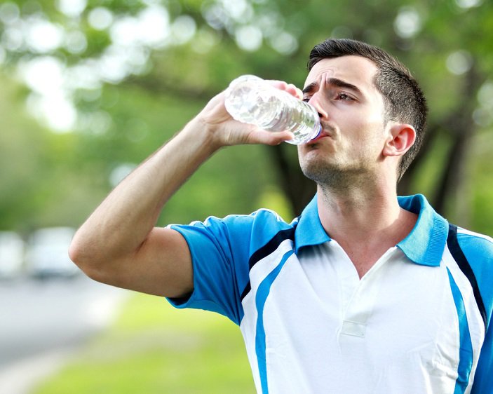 EN EL LÍQUIDO. El estudio ha demostrado que el mayor consumo de plástico se da al tomar agua. 