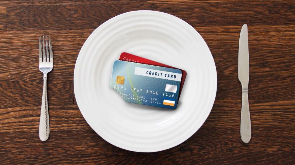 Comemos el plástico de una tarjeta de crédito cada semana