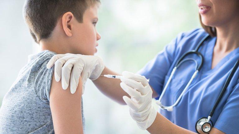 Sinopharm, entre las vacunas candidatas para inocular niños y adolescentes de 3 a 17 en la Argentina