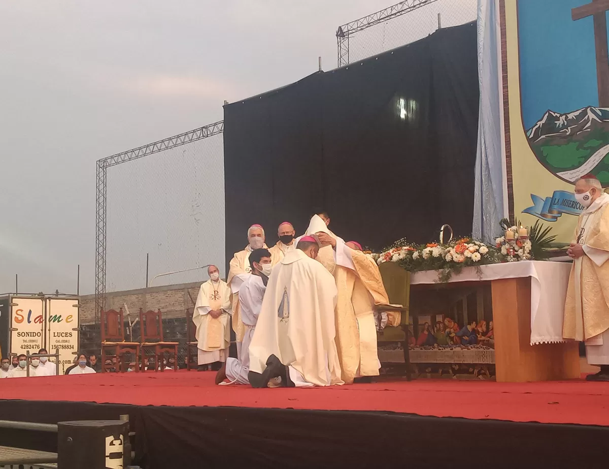 ASUNCIÓN. Monseñor Cargnelo unge al obispo Díaz. Cerca están el arzobispo Sánchez y el obispo Urbanc