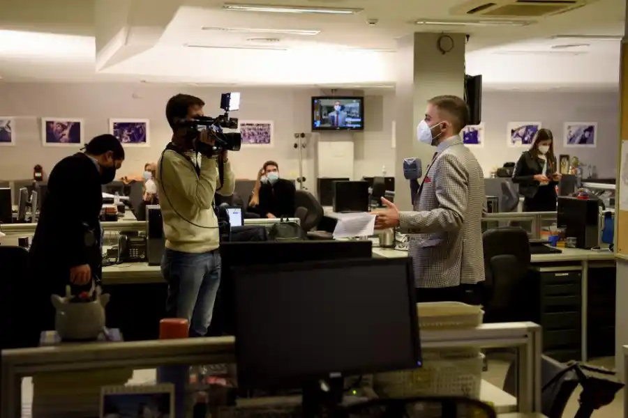 EN LA REDACCIÓN. En equipo de LG Play en plena tarea.