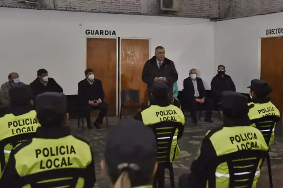 EN ALDERETES. El vicegobernador fue recibido por integrantes de la Policía Local. Foto: Prensa HLT