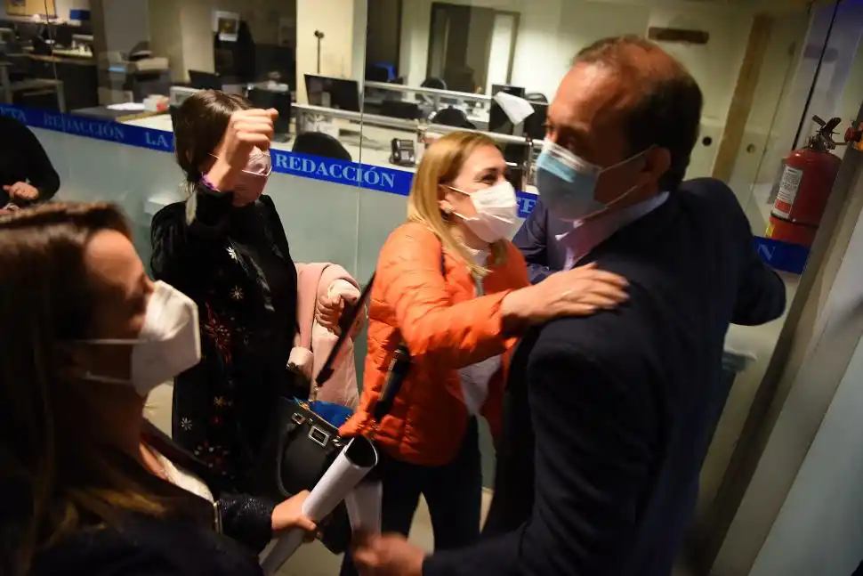 FELICITACIÓN. Ávila saluda a Beti tras su exposición.