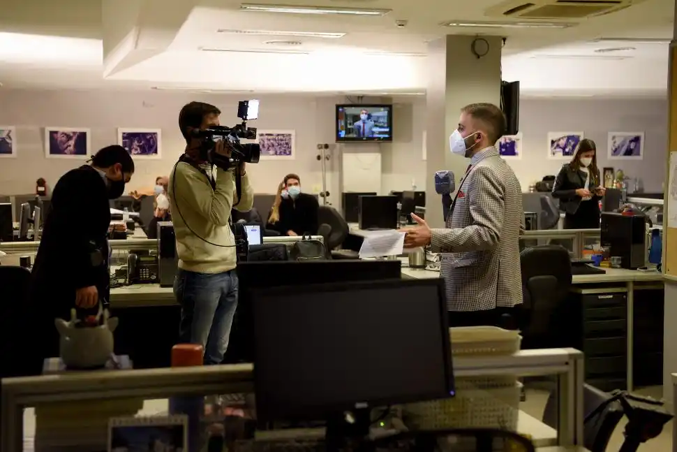 EN LA REDACCIÓN. En equipo de LG Play en plena tarea.