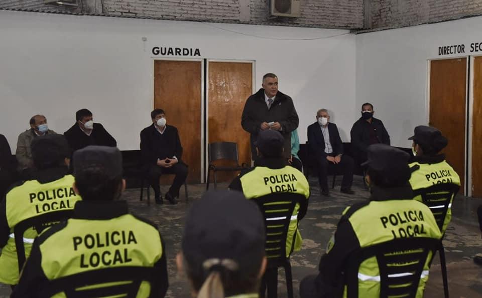 EN ALDERETES. El vicegobernador fue recibido por integrantes de la Policía Local. Foto: Prensa HLT