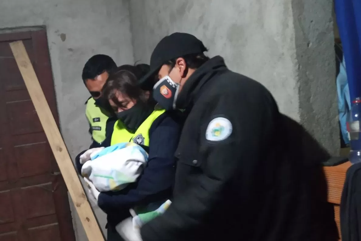 TRAS EL PARTO. Los policías que asistieron a la joven madre, junto a su bebé. Foto: Prensa Ministerio de Seguridad