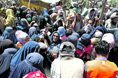 Los civiles huyen de Kabul, en medio del terror por el avance de los talibanes