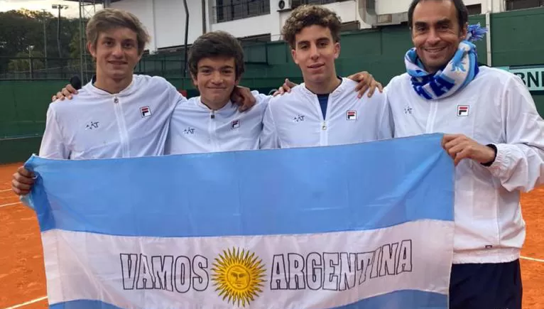 El equipo argentino, con el tucumano Zeitune (tercero, desde la izquierda) jugará la final del Sudamericano de tenis Sub 16.