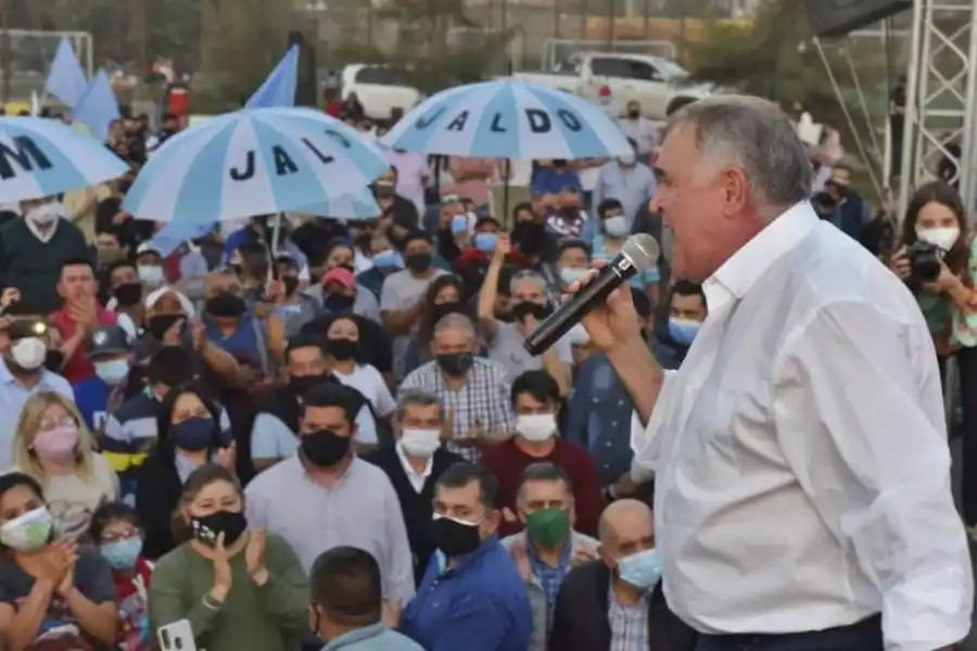 ARENGANDO A SU TROPA. El vicegobernador Jaldo brinda un discurso. Archivo