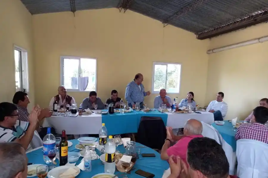 EN PAMPA MAYO. Una de las fotos del locro que se hizo viral.