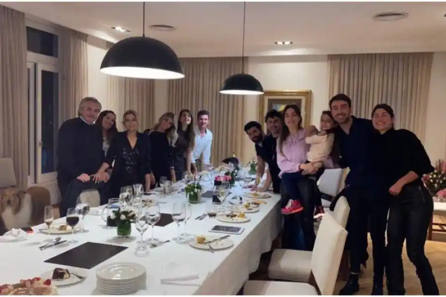 POLÉMICA. La foto que muestra el cumpleaños que se realizó en la Quinta Presidencial de Olivos. ARCHIVO