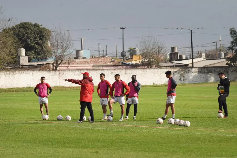 EN PLENA FAENA. De Muner les da indicaciones a un grupo de futbolistas durante la sesión de ayer. El DT aprovecha los días para que el plantel pueda distenderse.  