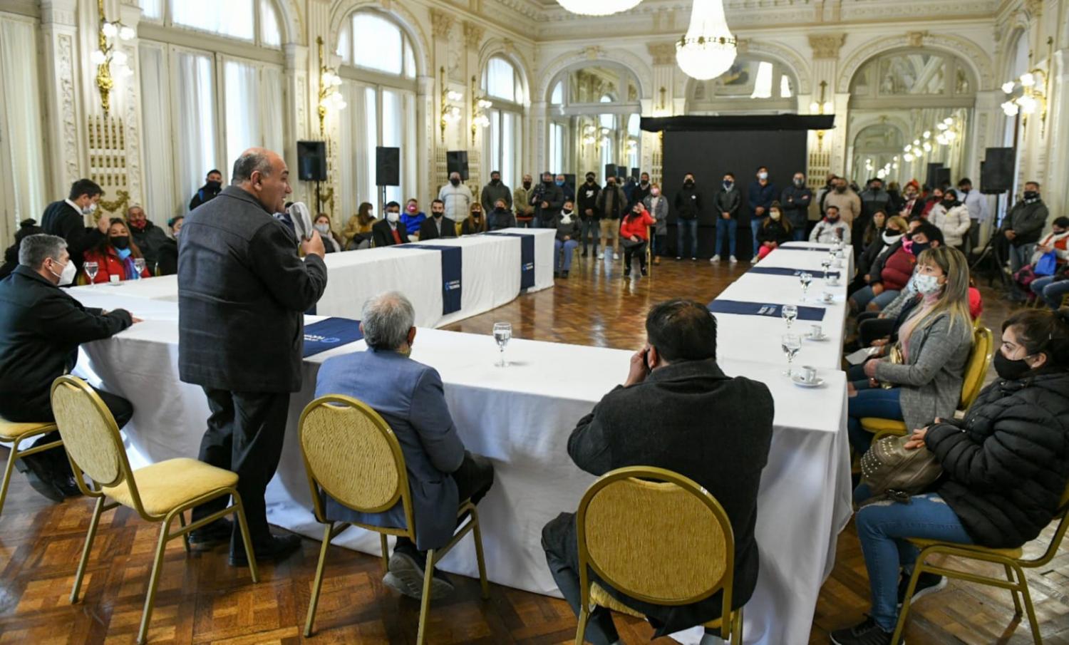 EN CASA DE GOBIERNO. Manzur anuncia la llegada de Luis Peñalba a su equipo de trabajo. Foto: Comunicación Pública
