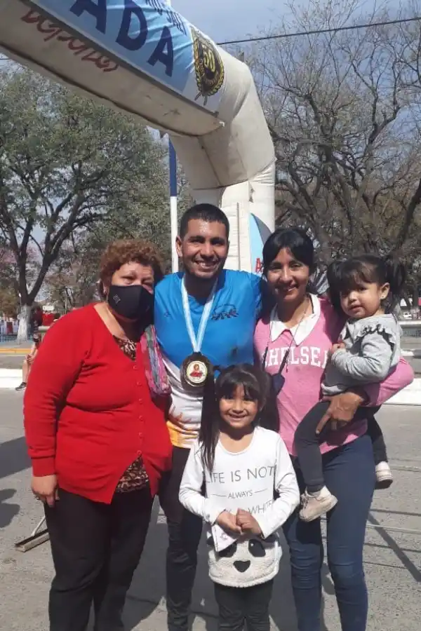 HAY EQUIPO. Soria con su medalla de “finisher” junto con sus familiares.