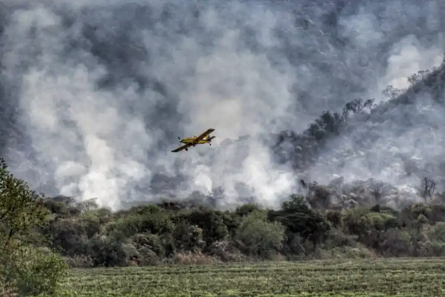 OCTUBRE DEL AÑO PASADO. Aviones hidrantes se sumaron a los trabajos para sofocar los incendios en Yánima. ARCHIVO LA GACETA