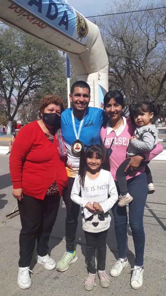 HAY EQUIPO. Soria con su medalla de “finisher” junto con sus familiares.