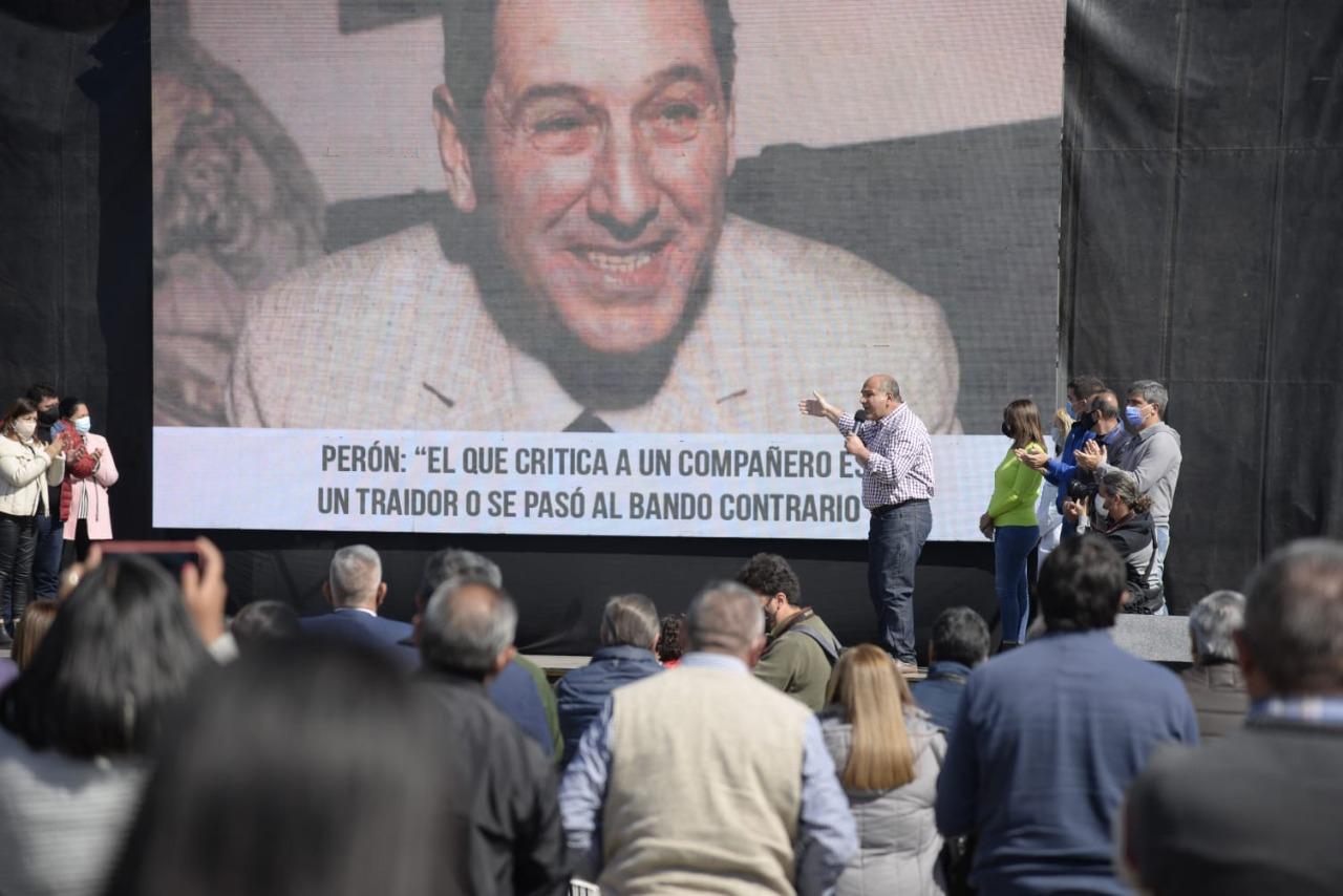 SOBRE EL ESCENARIO. Manzur señala una histórica frase de Perón, mientras critica a Jaldo. Foto Comunicación Pública
