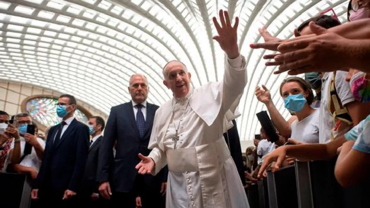 EN EL VATICANO. El Papa saluda a la multitud durante una de las audiencias generales que presidió esta semana.