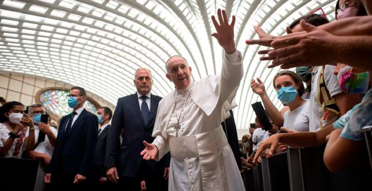 EN EL VATICANO. El Papa saluda a la multitud durante una de las audiencias generales que presidió esta semana.