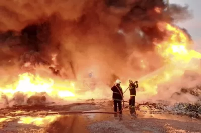 Bahía Blanca: once horas duró un incendio en una planta de reciclado de papel