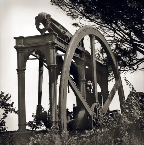 DE LA MADERA AL METAL. La rueda y bomba de vacío fue una innovación importante en la fabricación del azúcar refinada.