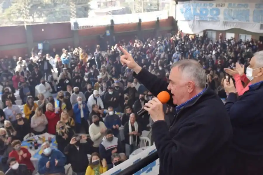 LA FAMILIA JALDISTA. El presidente de la Legislatura fustigó al manzurismo en Alderetes, al afirmar que nunca antes se vio que un peronista amenace a otro con quitarle el trabajo. 