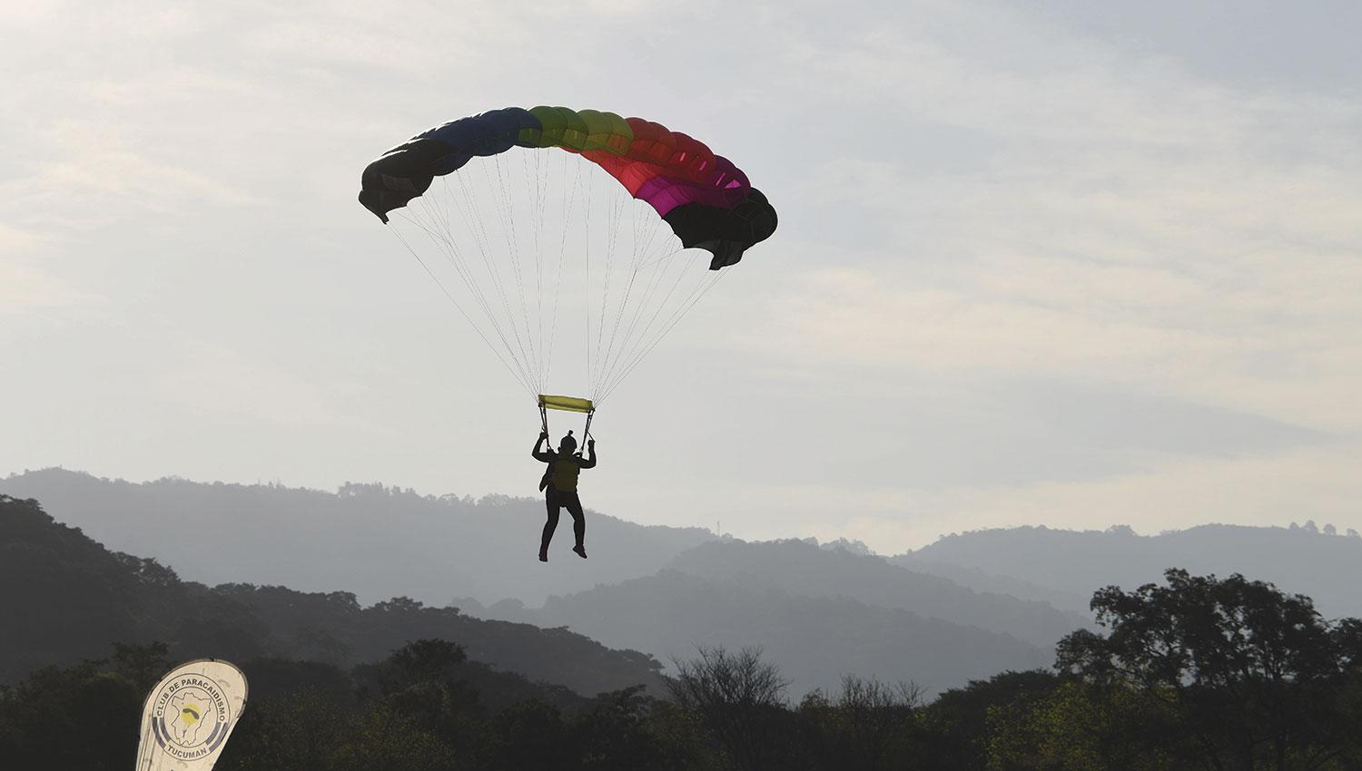 Paracaidistas tiñeron de colores el cielo tucumano