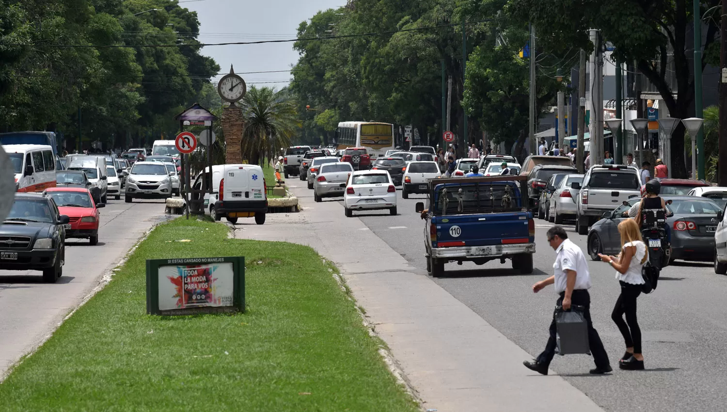 EN YERBA BUENA. En todos los cruces de la avenida Aconquija se violan diferentes normas de tránsito.