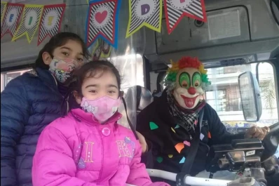 El viaje feliz: un chofer de la línea 130 sorprendió a los niños en su día