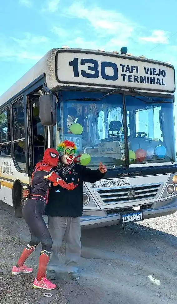 El viaje feliz: un chofer de la línea 130 sorprendió a los niños en su día 