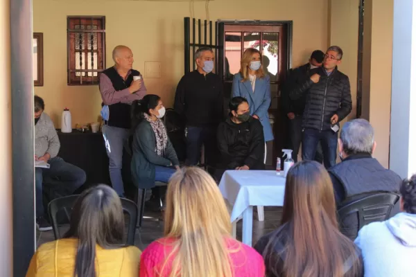 Referentes de Cambiemos Juntos se reunieron con la comunidad del colegio León XIII