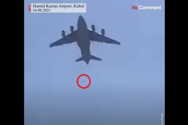 Video: intentando escapar de Afganistán, personas se trepan a un avión que despega y caen al vacío