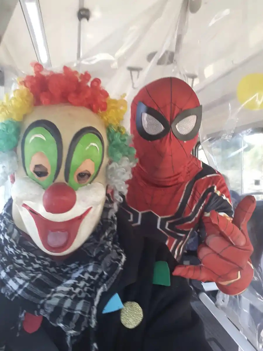 El viaje feliz: un chofer de la línea 130 sorprendió a los niños en su día 