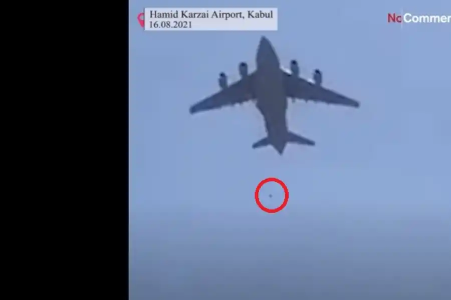 Video: intentando escapar de Afganistán, personas se trepan a un avión que despega y caen al vacío
