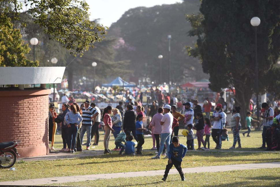ATESTADOS. Colas interminables en el ingreso a los sanitarios del parque 9 de Julio.   
