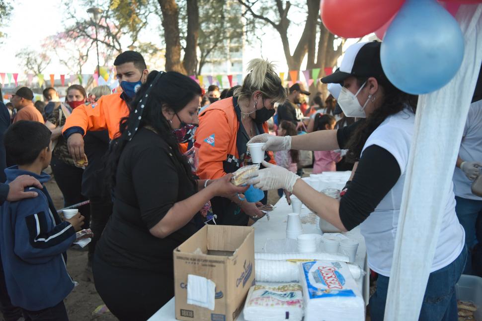 PARA TODOS. La Municipalidad capitalina ofreció una merienda que incluyó chocolate y facturas para niños y padres. Hubo además sorteos, premios y animaciones  para los más pequeños.   