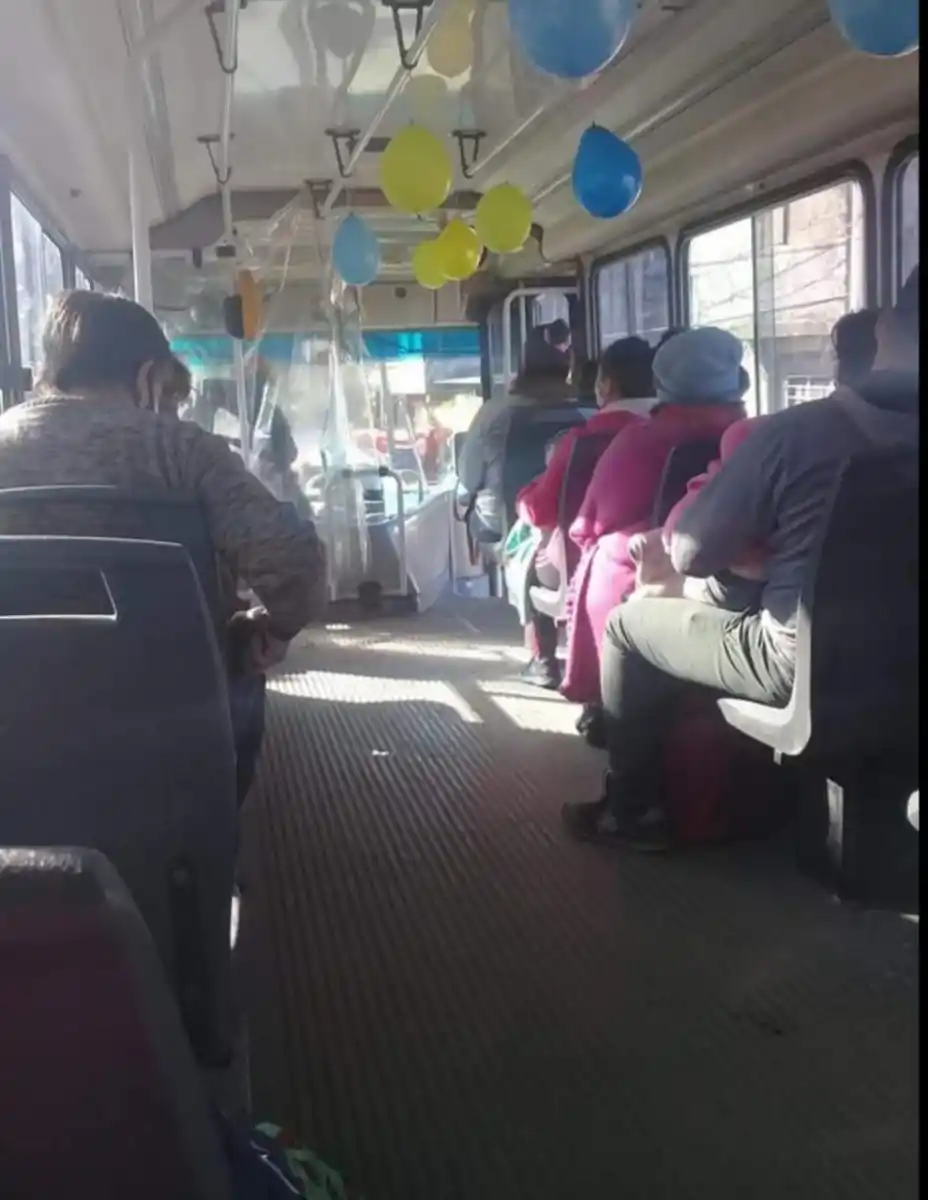 El viaje feliz: un chofer de la línea 130 sorprendió a los niños en su día 