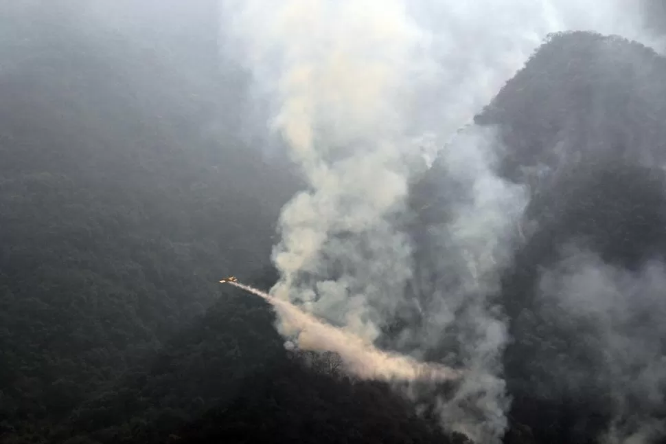 EL INFIERNO EN CASA. El fuego se ensañó con el cerro San Javier, en octubre de 2020, y causo daños a la selva y problemas a los pobladores.  LA GACETA / FOTO DE ALVARO MEDINA 