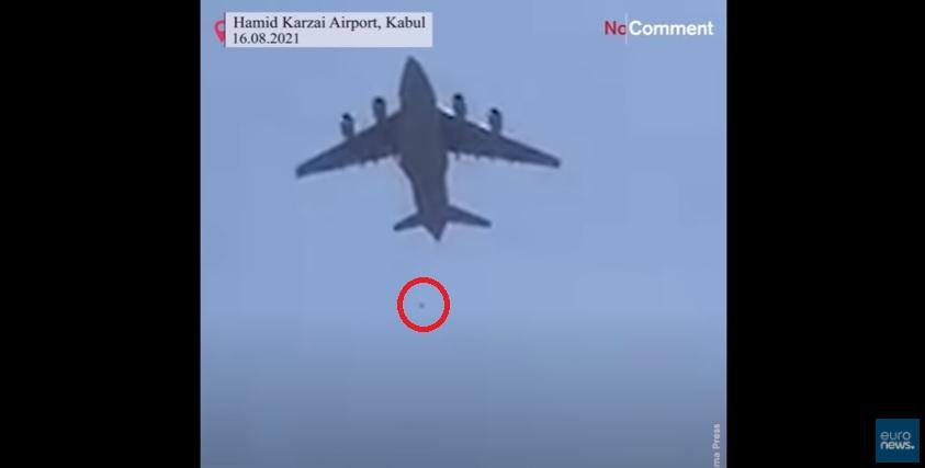 Video: intentando escapar de Afganistán, personas se trepan a un avión que despega y caen al vacío
