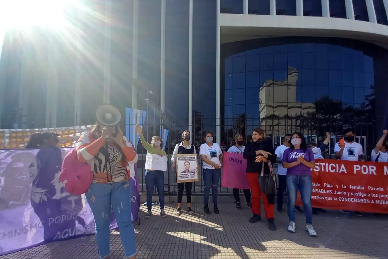 FRENTE A LA LEGISLATURA. Marchan para pedir que Pisa sea destituido por el caso Tacacho. Foto de Analía Jaramillo / LA GACETA