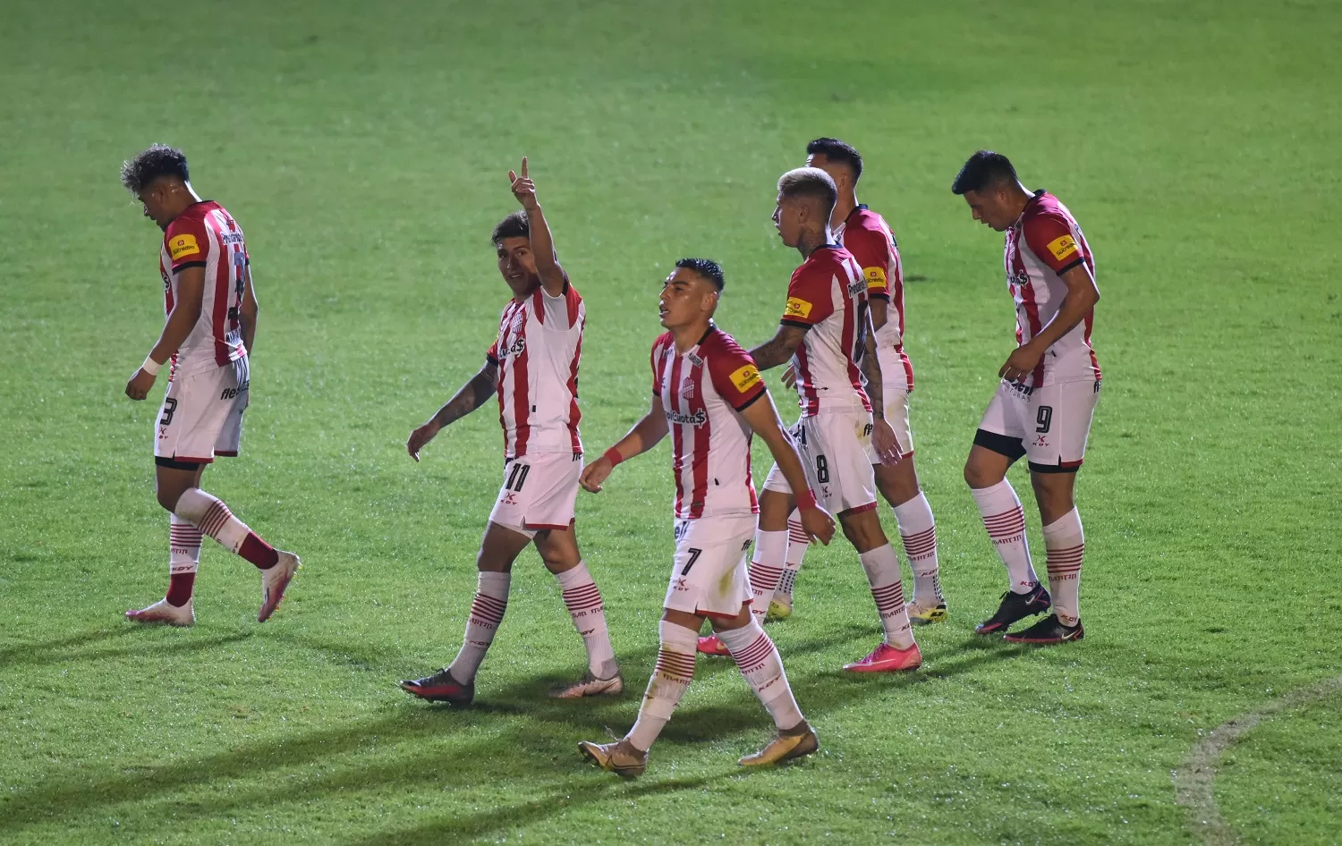 ALEGRÍA EN CIUDADELA. Los jugadores de San Martín festejaron el gol que abrió el partido. LA GACETA/FOTO DE DIEGO ARÁOZ 