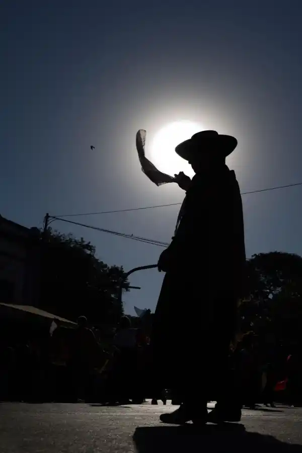 PAÑUELOS AL VIENTO. A modo de celebración, en más de un momento los levantaron. 