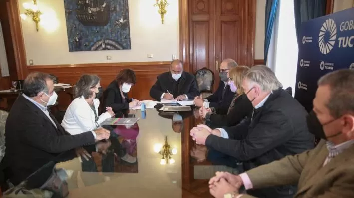 EN CASA DE GOBIERNO. Manzur firma el convenio ante funcionarios nacionales y provinciales. Foto: Comunicación Pública