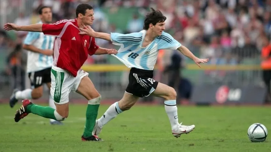 UN PIBE. Messi, a los 18 años, en su insólito debut en la Selección Argentina. 
