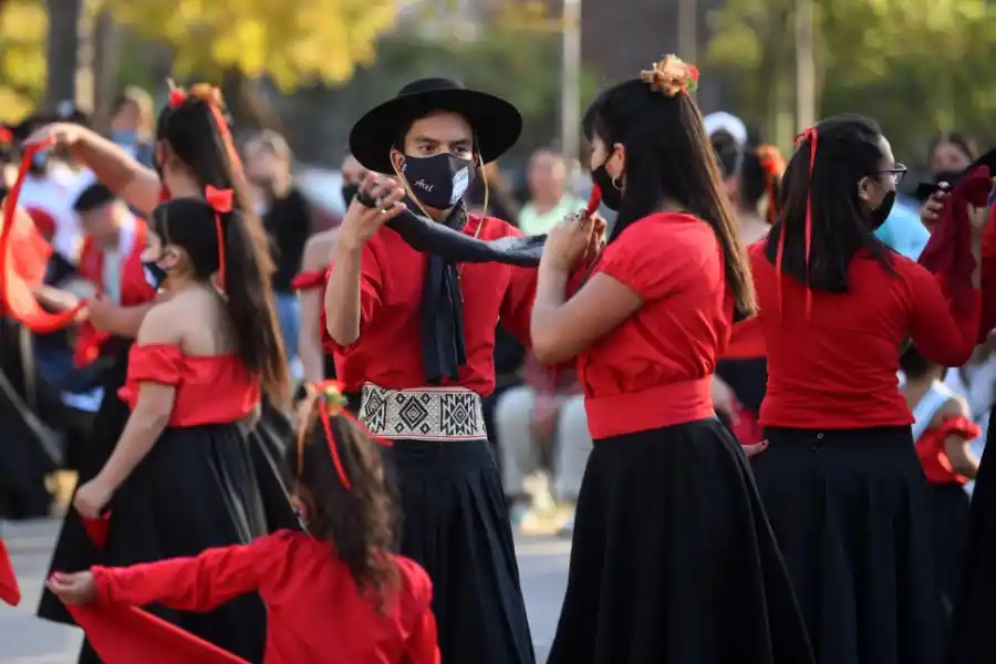 CONCENTRADOS. Las ganas de bailar hicieron que las parejas casi no despegaron los ojos uno del otro.  