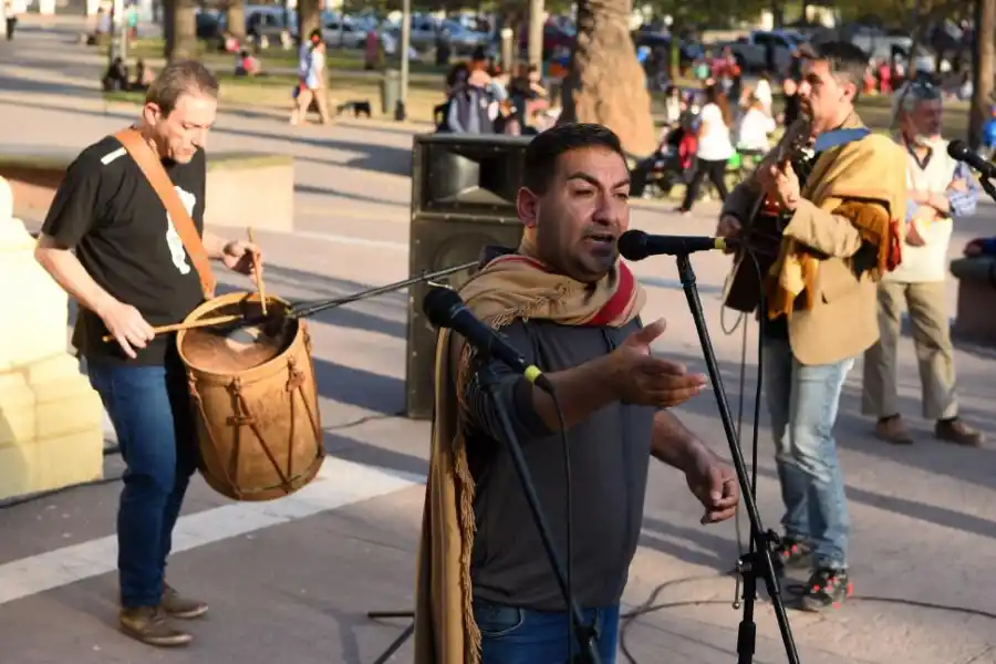 MÚSICA EN VIVO. Bandas tucumanas prestaron su talento para musicalizar la  reunión.  
