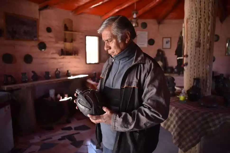 VIGENTES. Don Delfín hace sus cerámicas de modo ancestral.